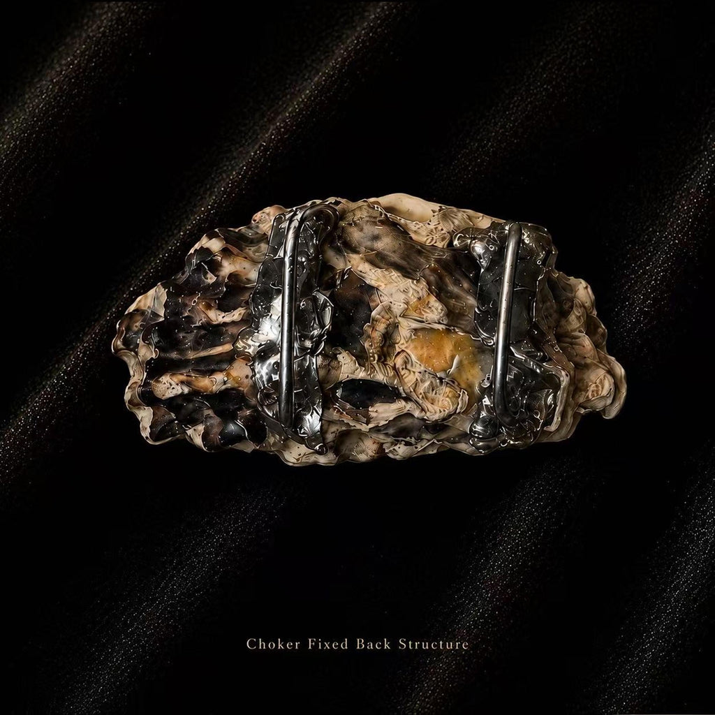 Back of an oyster shell showing the choker fixed-back structure